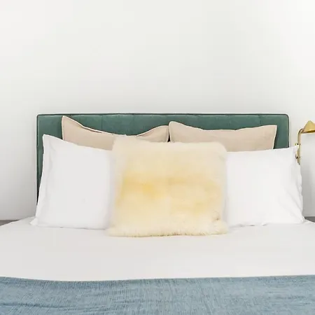Apartment Decompress At A Tranquil, Minimal Urban Oasis With An Edge *