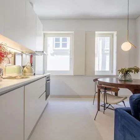 Decompress At A Tranquil, Minimal Urban Oasis With An Edge Apartment