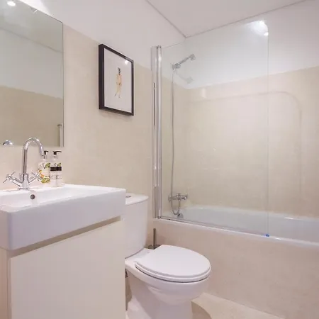 Decompress At A Tranquil, Minimal Urban Oasis With An Edge Porto